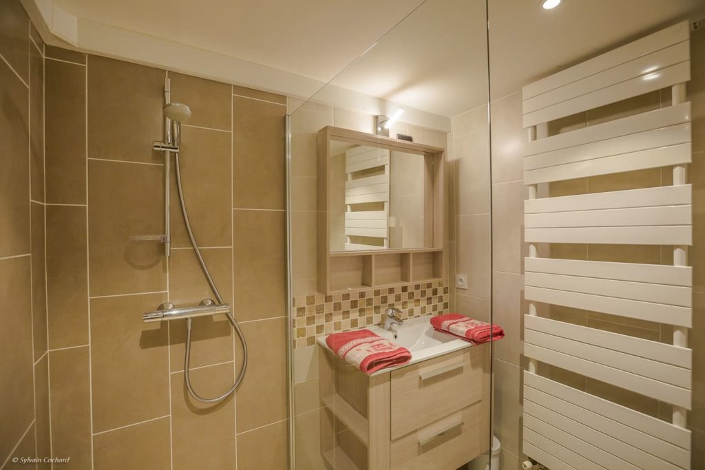 Salle de bains moderne avec douche italienne dans notre maison de vacance à Abondance